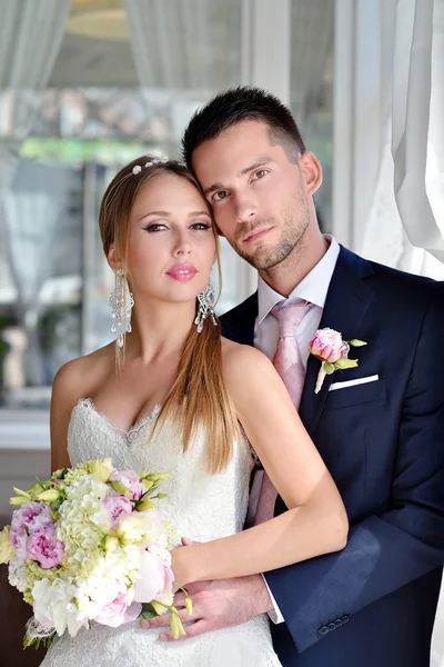 Bonito casamento casal abraçando — Fotografia de Stock