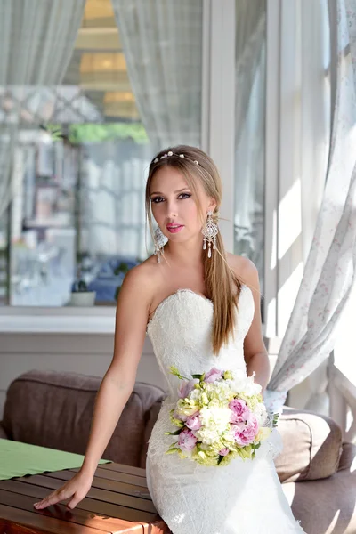 Beautiful bride with bouquet — Stock Photo, Image