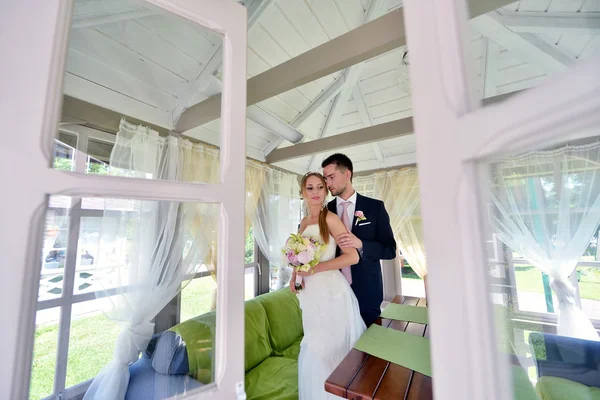 Güzel düğün çifti sarılma