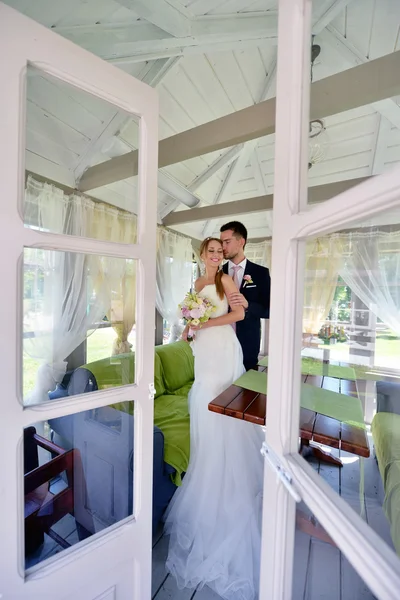 Bonito casamento casal abraçando — Fotografia de Stock