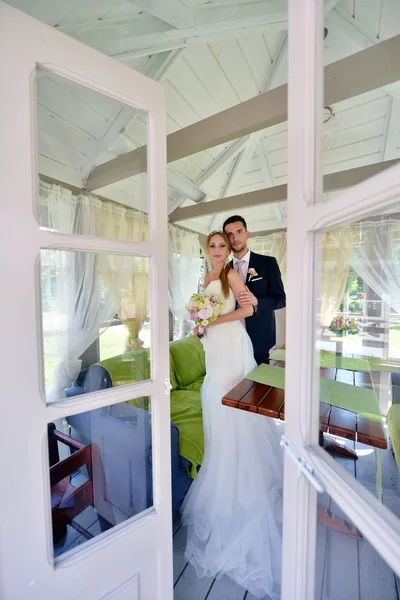 Hermosa pareja de boda abrazos — Foto de Stock