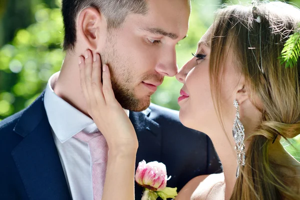 Parkta sarılma güzel düğün çifti