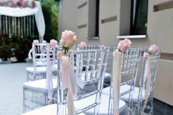 Hermoso arco de boda y sillas —  Fotos de Stock