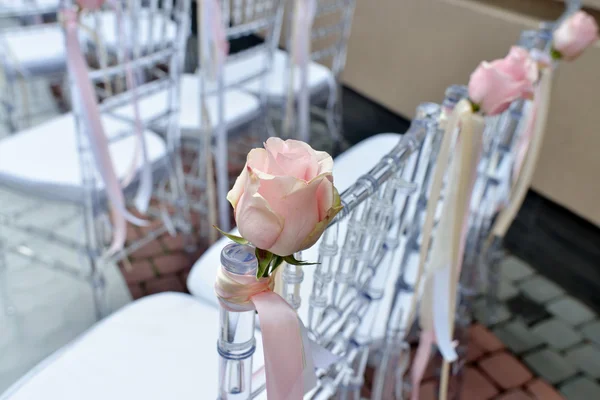 Arcos de tela con rosas en sillas — Foto de Stock