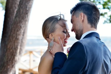 Güzel düğün çifti sarılma 