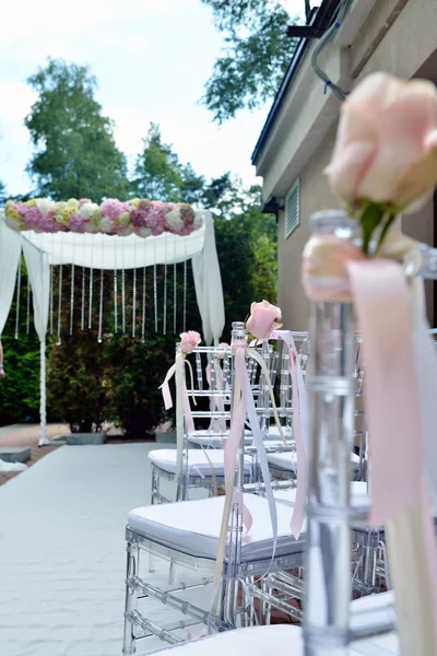 Hermoso arco de boda y sillas — Foto de Stock