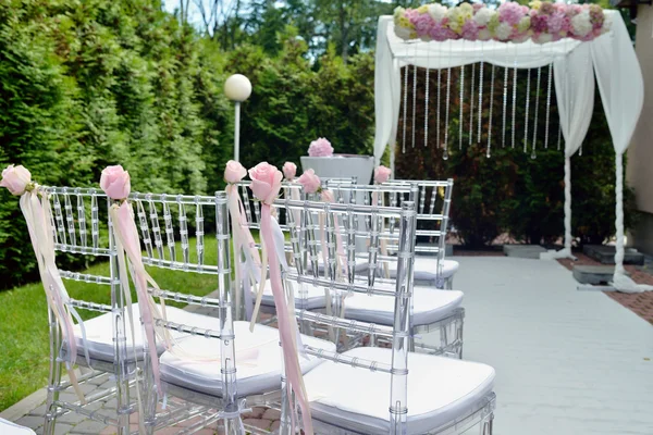 Hermoso arco de boda y sillas — Foto de Stock