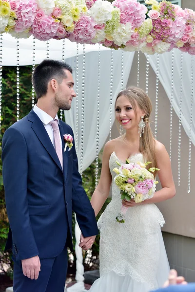 Hermosa pareja de boda registrando el matrimonio — Foto de Stock