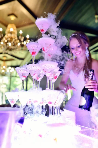 Mooie bruidspaar champagne gieten — Stockfoto