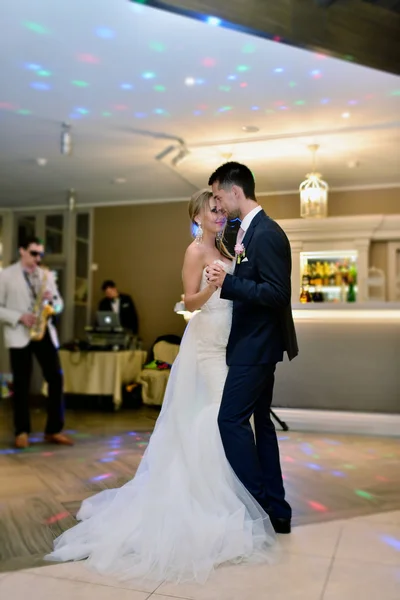 Pareja de bodas en restaurante bailando — Foto de Stock