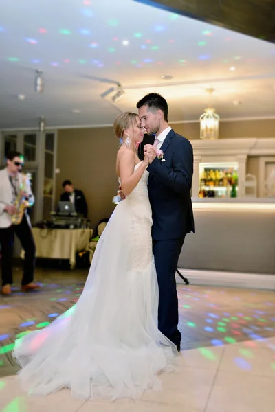 Pareja de bodas en restaurante bailando — Foto de Stock