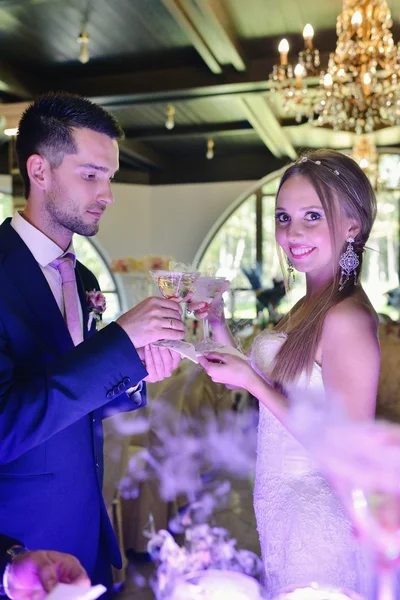 Krásné svatební pár nalil šampaňské — Stock fotografie