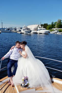 Güzellik gelinle damat yat üzerinde