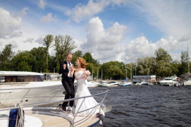 Yatta sarılma Düğün çifti