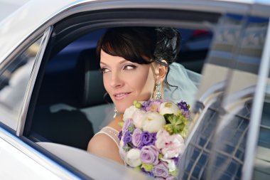 gelin buketi ve dantel örtü araba ile