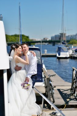 Güzellik gelinle damat yat üzerinde