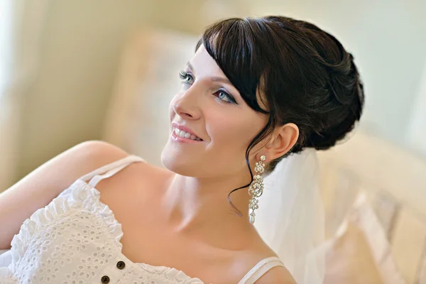 Krásu nevěsty v županu — Stock fotografie