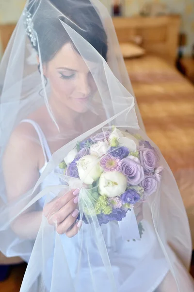 Vacker brud med bröllopsbukett — Stockfoto