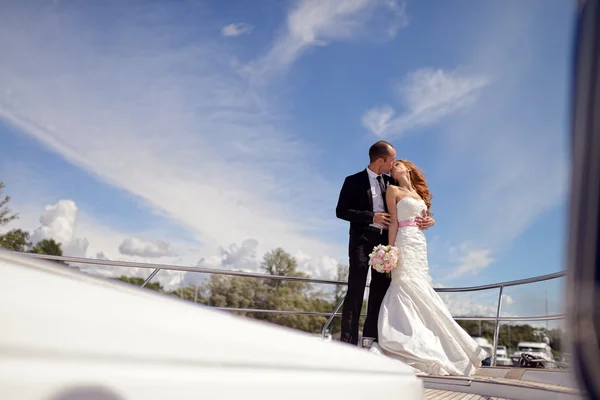 ヨットの上で抱いて結婚式のカップル — ストック写真