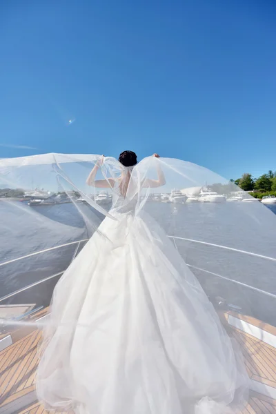 Bella sposa su yacht — Foto Stock