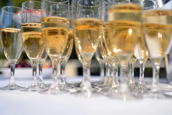 Champagneglazen op bruiloft tafel — Stockfoto