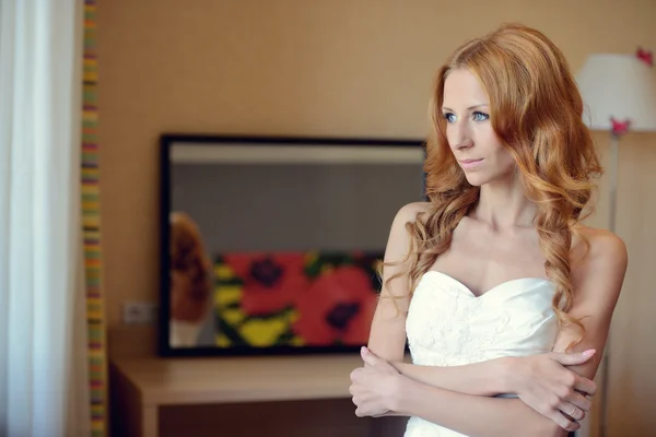 Novia está nerviosa antes de la boda —  Fotos de Stock