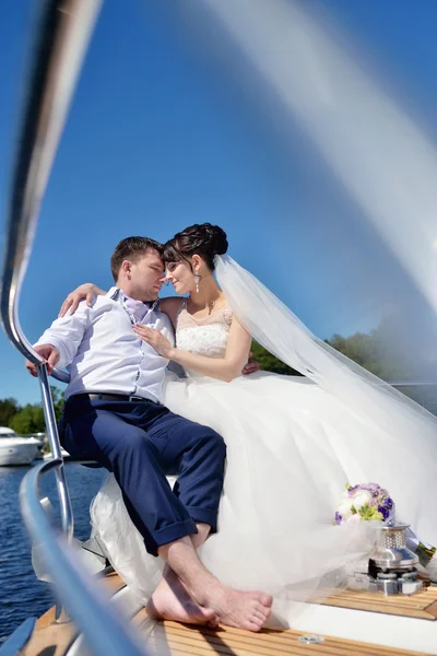 Bellezza sposa con sposo su yacht — Foto Stock