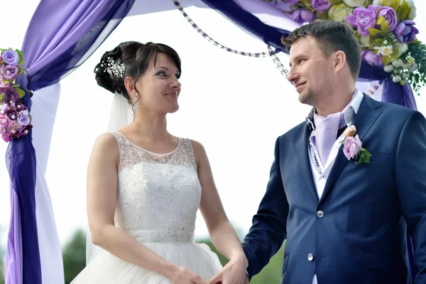 Sposa con sposo ad arco nuziale — Foto Stock