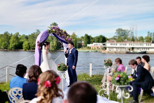 Sposa con sposo ad arco nuziale — Foto Stock