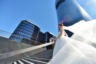 Gelinlik içinde güzel gelin