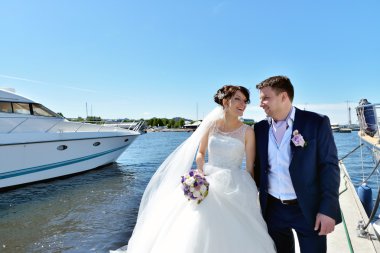 gelinle damat iskelede nehir üzerinde