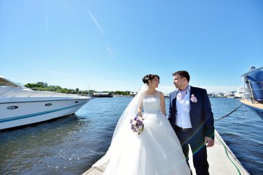 gelinle damat iskelede nehir üzerinde