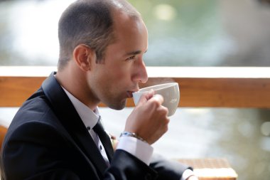 Yakışıklı damat takım elbise 