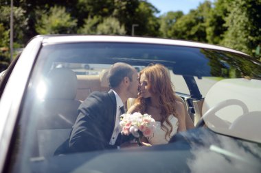 Arabaya sarılma Düğün çifti