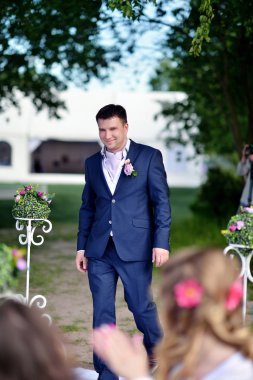 Yakışıklı damat takım elbise