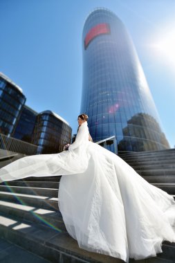 Gelinlik içinde güzel gelin