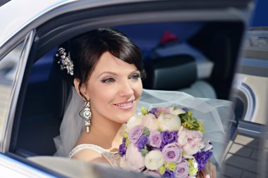 gelin buketi ve dantel örtü araba ile