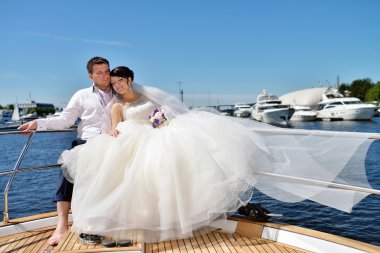 Güzellik gelinle damat yat üzerinde