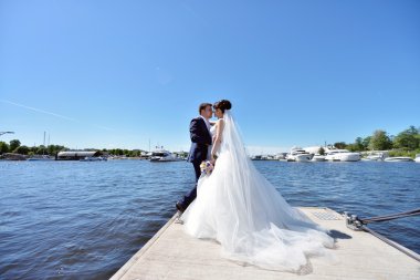 gelinle damat iskelede nehir üzerinde