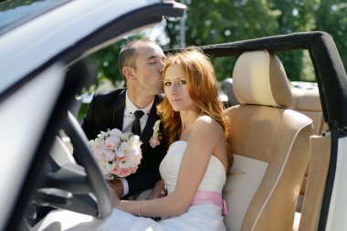 Arabaya sarılma Düğün çifti