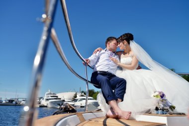 Güzellik gelinle damat yat üzerinde