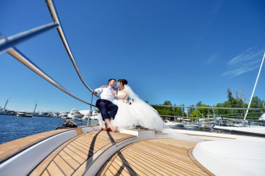 Güzellik gelinle damat yat üzerinde