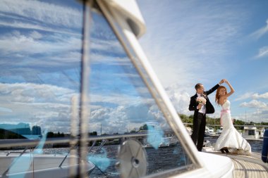 Gelinle damat yatta eğleniyor