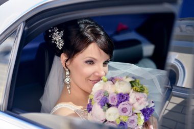 gelin buketi ve dantel örtü araba ile