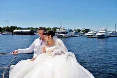 Güzellik gelinle damat yat üzerinde