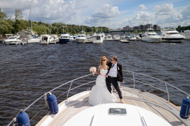 Gelinle damat yatta eğleniyor