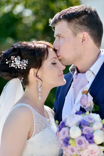 Bellezza Sposa con sposo in natura — Foto Stock