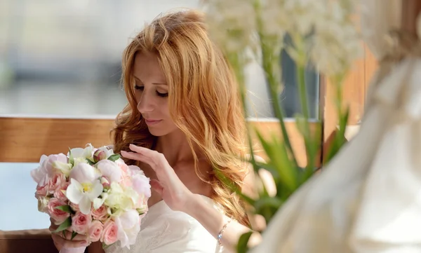 Beauty bride with bouquet — Stock Photo, Image