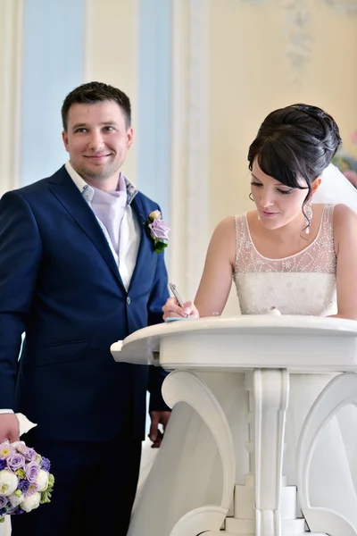 Bellezza sposa e sposo registrazione matrimonio — Foto Stock