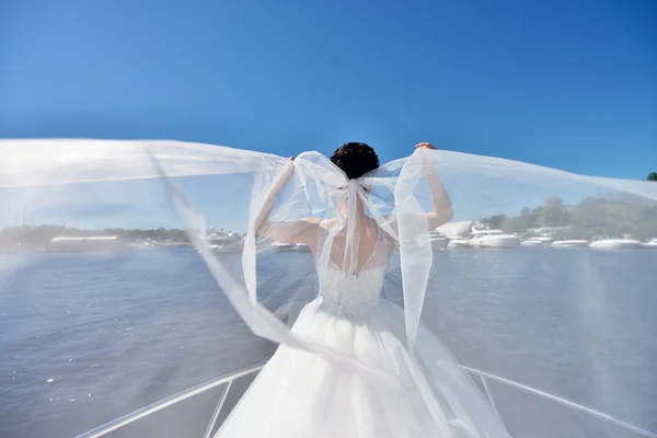 Bella sposa su yacht — Foto Stock